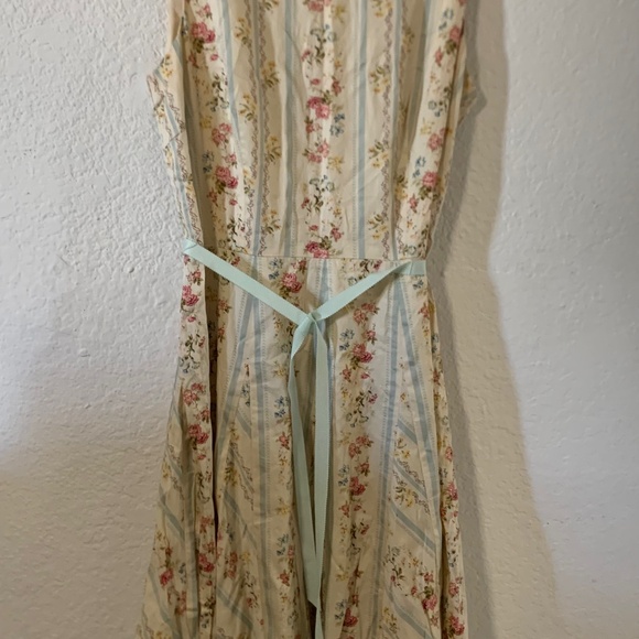 Liz Claiborne Dresses & Skirts - Liz Claiborne floral flared sleeveless cotton dress